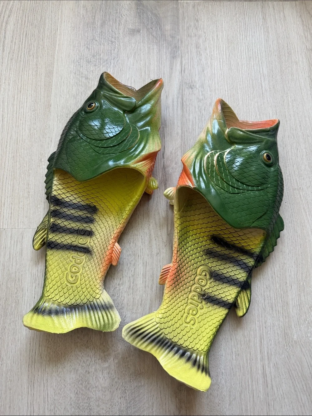 Novelty Fish-Shaped Slip-On Slippers in Green/Yellow
